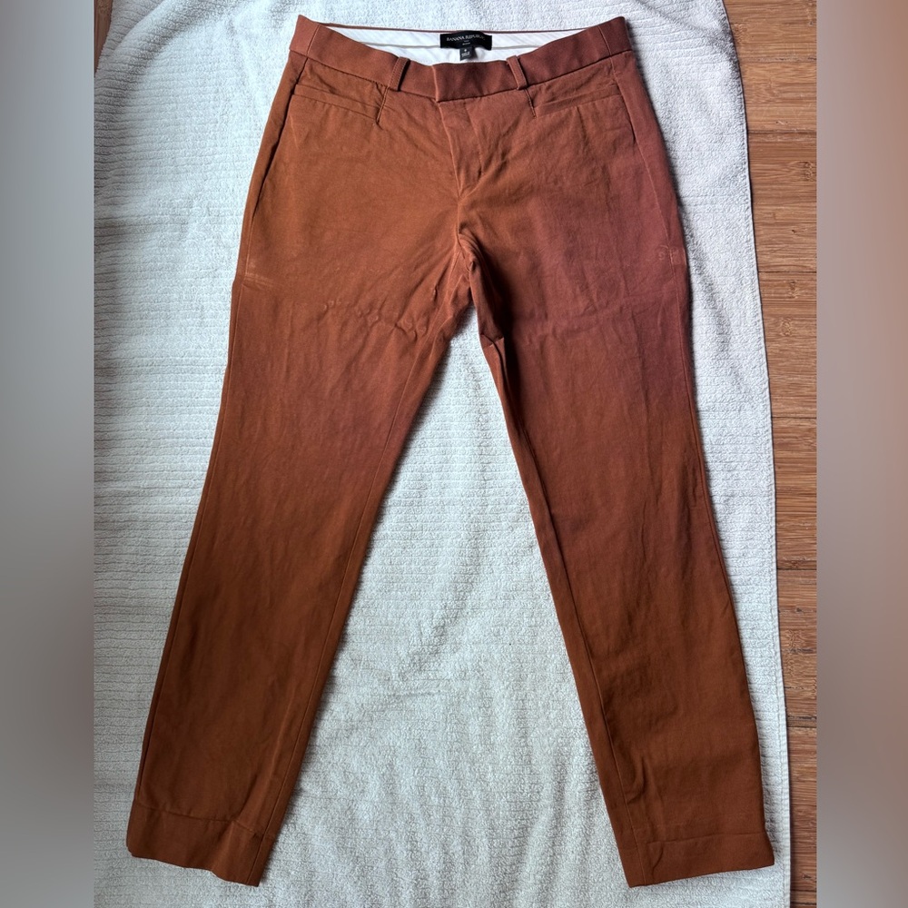 Women’s Banana Republic “Sloan” Pant.
Size 6. Rust Color.